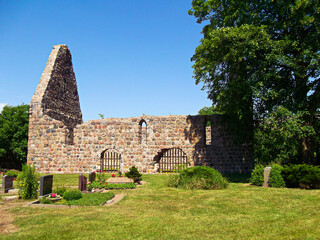 Ruine der 1440 zerstörten Feldsteinkirche des mittelalterlichen Dorfes Retzow aus dem 13. Jahrhundert