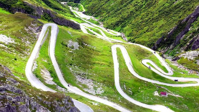 Der alte Tremola-Pass aus der Luft betrachtet, Schweiz (August 2021)