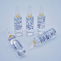 Ampollas de medicamento en frasco de cristal transparente 