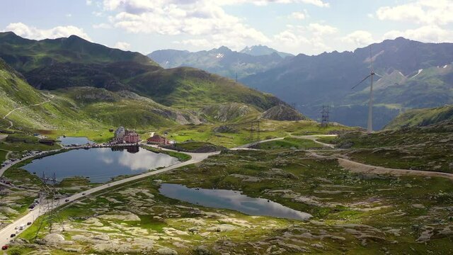 Die ganze Gotthard Passhöhe aus der Luft betrachtet, Schweiz (August 2021)