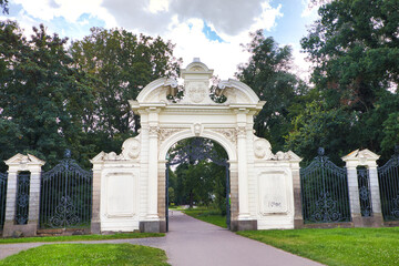 Obraz premium Prachtvolles historisches Eingangstor zum Kees'schen Park mit schmiedeeisernem Zaun und neobarocker Architektur, Markkleeberg, Landkreis Leipzig, Sachsen, Deutschland