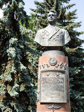 Moscow, Russia - 11 July 2021: Bust To Pilot Vitaly Ivanovich Popkov, Twice Hero Of The Soviet Union. Monument Was Installed In 1953 City Park On Samotechnaya Street By Kerbel And Golubovsky