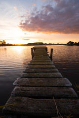 Fototapeta premium Steg am See bei Sonnenuntergang, Hochformat