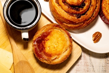 Café y pan de queso y rol de pasas con canela