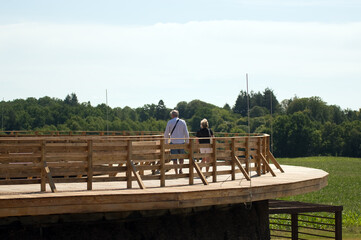 Kobieta i mężczyzna spacerujący na drewnianym podeście