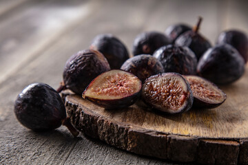 Black figs on round wood serving tray