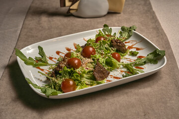 Fried meat with tomatoes and lettuce