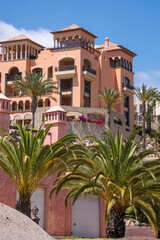 Fototapeta na wymiar Palmeras y edificios turísticos en Costa Adeje, al sur de la isla de Tenerife, Canarias