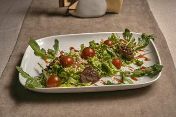 Fried meat with tomatoes and lettuce