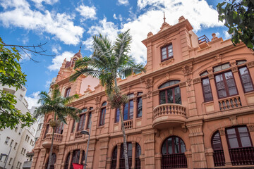 Fototapeta na wymiar Vista de un antiguo edificio en el centro urbano de la ciudad de Santa Cruz de Tenerife, Canarias