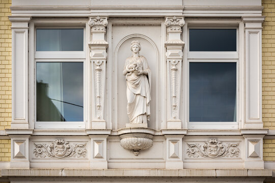 Hausfassade zeigt Hygieia, die Göttin der Medizin