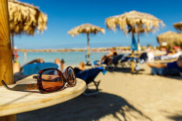 Obraz premium sunglasses on a sunny beach