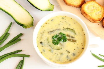 Zupa z fasolki szparagowej i cukinii z grzankami