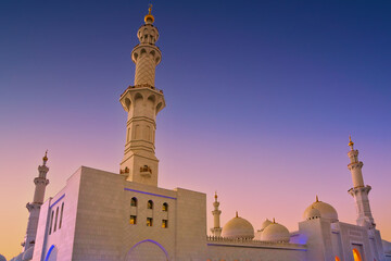 Fototapeta na wymiar Sheikh Zayed Grand Mosque at sunset - Abu Dhabi, United Arab Emirates.