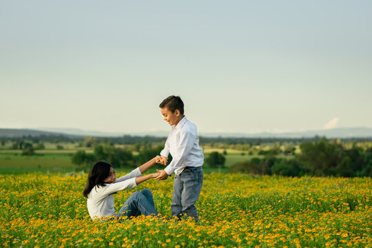 Hermano ayudando a su hermana a levantarse 