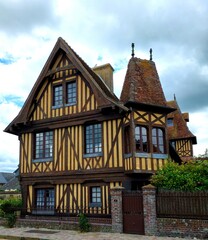 Fototapeta na wymiar Manoir, maison à pans de bois, Beuvron-en-Auge, pays d'Auge, Calvados, Normandie, France