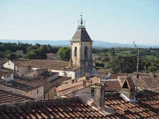 Obraz premium Vue sur les toits et le clocher de l'église de Beaumes-de-Venise, Provence, France