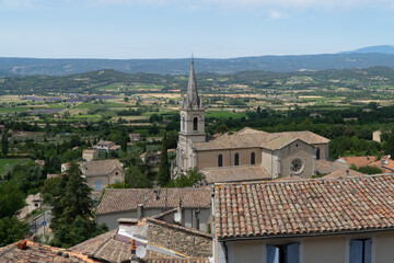 Fototapeta na wymiar Panorama depuis le village de Bonnieux. Vue sur l'église basse et le Mont Ventoux. Provence, France.