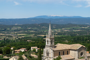 Fototapeta na wymiar Panorama depuis le village de Bonnieux. Vue sur l'église basse et le Mont Ventoux. Provence, France.