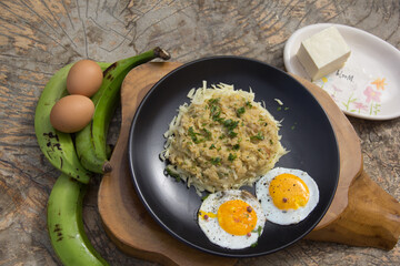 ECUADORIAN FOOD: Tigrillo Manabita con dos huevos fritos