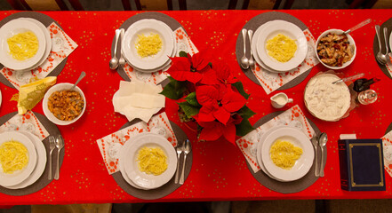 Wigilijny stół nakryty na Boże Narodzenie - obrazy, fototapety, plakaty