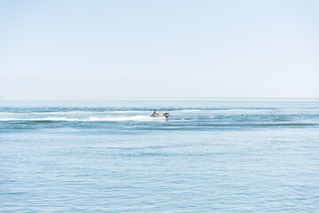 Naklejka premium surfing the waves