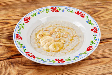 Oatmeal porridge with banana and honey