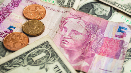 Real - BRL, câmbio. Cédulas do Real Brasileiro em meio a cédulas do Dólar americano espalhados...