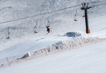 Fototapeta na wymiar 晴天の日本のスキー場のスノーパーク