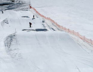 晴天の日本のスキー場のスノーパーク