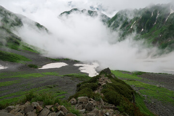 日本の北アルプスの穂高岳の「ザイテングラート」を登る人