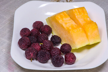 Cantaloupe and bayberry are on the same plate