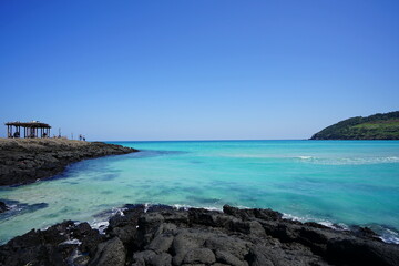 Fototapeta na wymiar a fascinating seaside landscape with clear bluish water