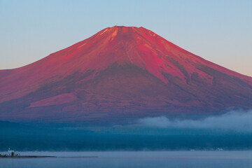 山中湖から赤富士と湖面に映る逆さ富士
