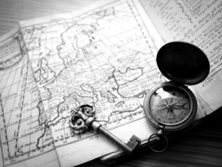 ヨーロッパの古地図とアンティーク小物