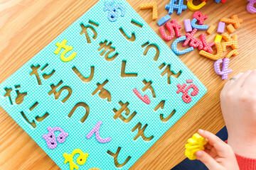 家で勉強をする親子