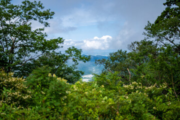 富山県中新川郡上市町の中山から立山の剱岳を望む登山をしている風景 A view of mountain climbing with a view of Tsurugidake in Tateyama from Nakayama in Kamiichi Town, Nakashinagawa County, Toyama Prefecture.