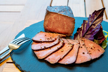 黒いお皿の上に並べられたローストビーフ