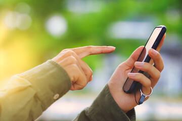 スマートフォンを操作する人物の手元 ボディーパーツ