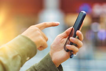 スマートフォンを操作する人物の手元 ボディーパーツ