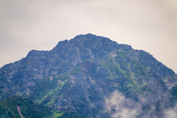 富山県中新川郡上市町の中山から立山の剱岳を望む登山をしている風景 A...