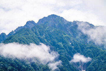 富山県中新川郡上市町の中山から立山の剱岳を望む登山をしている風景 A view of mountain climbing with a view of Tsurugidake in Tateyama from Nakayama in Kamiichi Town, Nakashinagawa County, Toyama Prefecture.