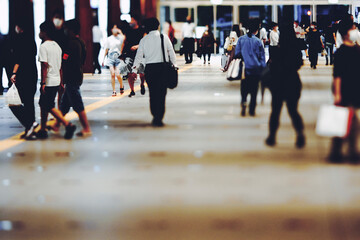駅のコンコースを行き交う群衆 ビジネスイメージ