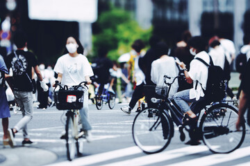 横断歩道を渡る人々 ビジネスイメージ