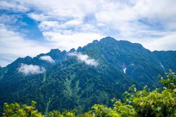 富山県中新川郡上市町の中山から立山の剱岳を望む登山をしている風景 A view of mountain climbing with a view of Tsurugidake in Tateyama from Nakayama in Kamiichi Town, Nakashinagawa County, Toyama Prefecture.