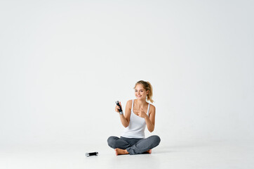 Obraz premium woman in sports uniform sitting on the floor dumbbells exercise workout gym