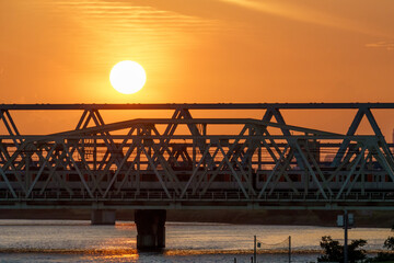 まっかな夕陽と荒川橋梁