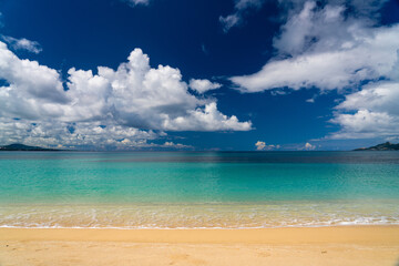 [沖縄県] 人のいない真っ白な雲とエメラルドブルーのビーチ