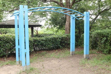 Fototapeta premium 日本の公園の遊具 うんてい