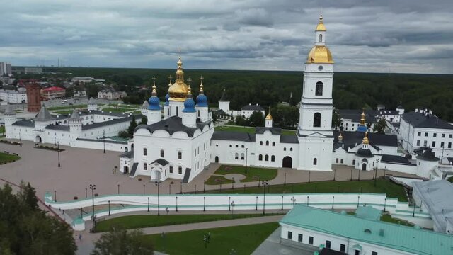 The camera turns around the historic center of the city - the Kremlin. Here you can see the temple, the bell tower, museums and the square